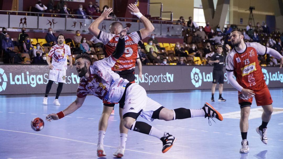 Rubén Marchán intenta un lanzamiento a portería