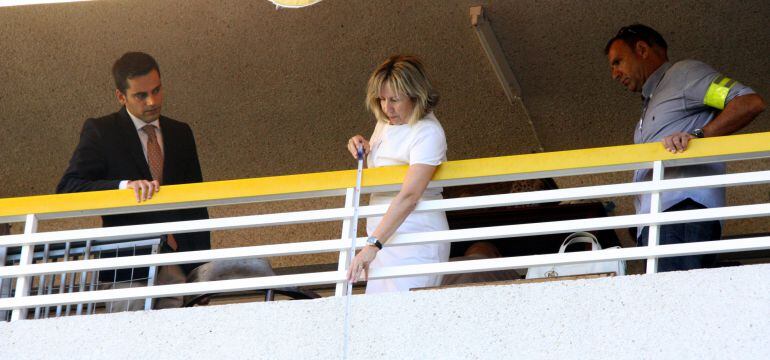 La fiscal, prenent mesures al balcó, entre el jutge (esquerra) i un cap de l&#039;àrea d&#039;investigació dels Mossos d&#039;Esquadra.