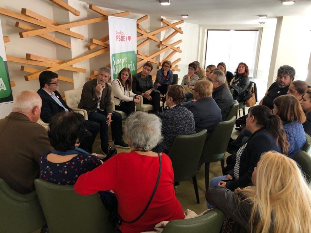 Fernando Grande-Marlaska con colectivos sociales de La Línea