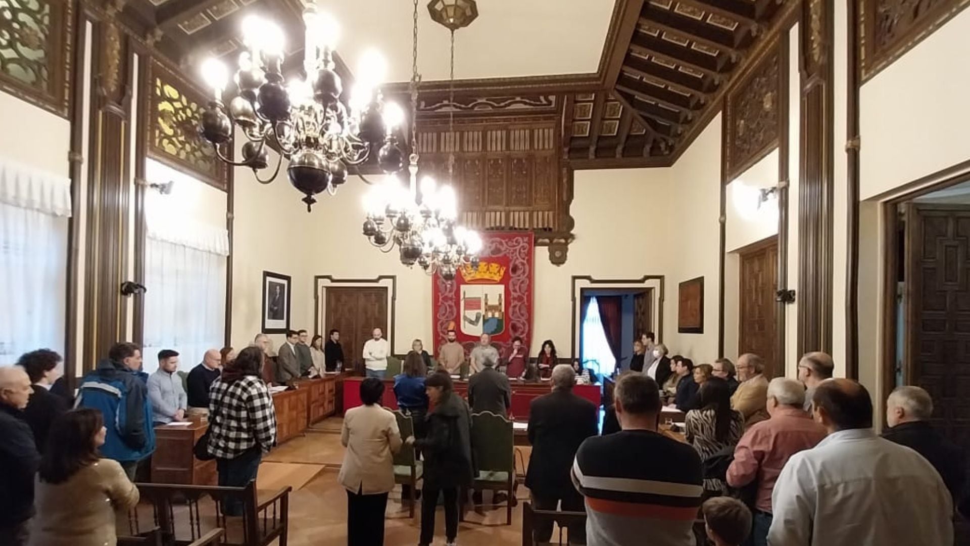 El pleno del Ayuntamiento de Zamora, en los 2 minutos de silencio por las mujeres víctimas de violencia de género