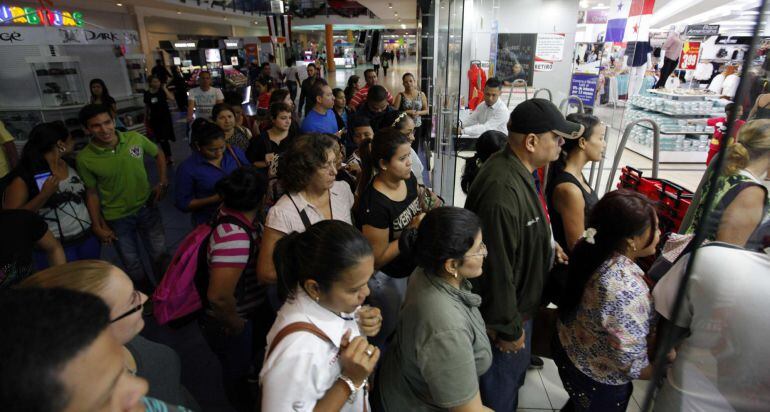 Un grupo de personas realiza sus compras durante el Viernes Negro hoy, 25 de noviembre de 2016, en un centro comercial de Ciudad de Panamá. A diferencia de ediciones anteriores, este año las colas a las puertas de los centros comerciales panameños brillar