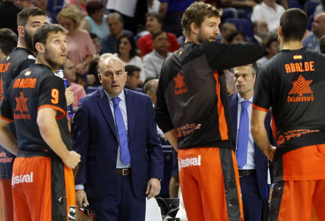 GRAF5649. MADRID, El técnico de Valencia Basket, Jaume Ponsarnau, durante el segundo partido de la semifinal de los play off que disputan esta noche frente al Real Madrid en el Palacio de los Deportes de Madrid. EFE, Ballesteros.