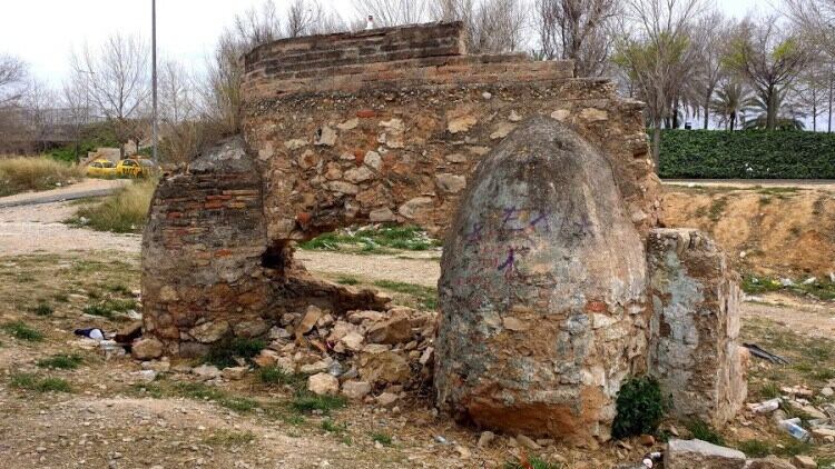 Restos del antiguo horno de cal ubicado en el barrio de la Cruz Cubierta