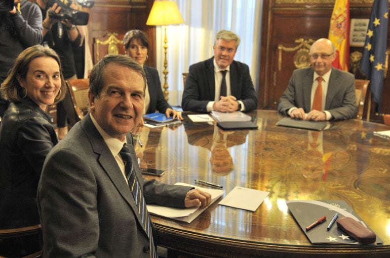 El presidente de la FEMP, Abel Caballero, con el ministro de Hacienda, Cristóbal Montoro al fondo, al inicio de la reunión mantenida este lunes.