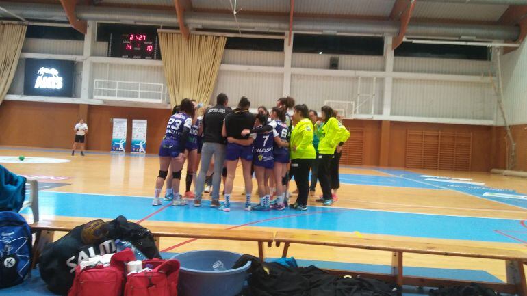 Las jugadoras del Puchi en un tiempo muerto la pasada jornada liguera