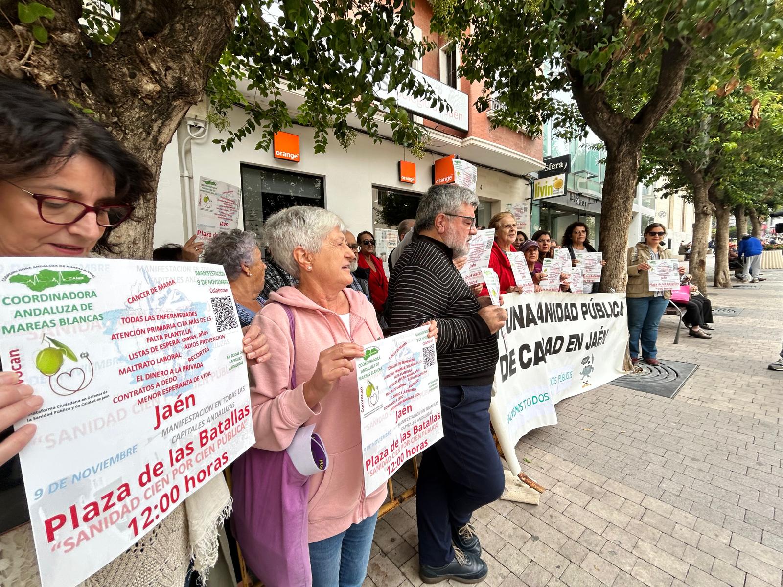 Asistentes a la presentación de la manifestación por la sanidad pública en Jaén.