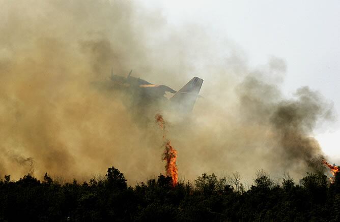 Las labores de extinción del fuego continúan en Grecia. Ahora, en el norte del país, se unen las inundaciones.