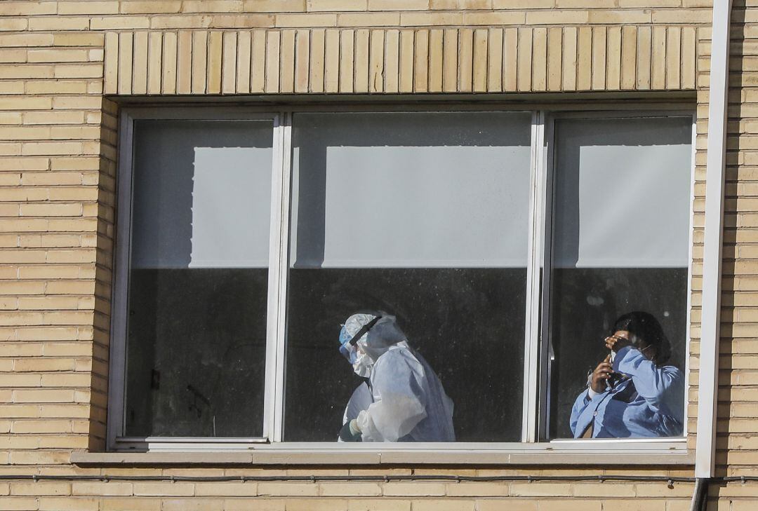 Un sanitario con un EPI y una enferma en el Hospital Antiguo de la Fe en Valencia (España), a 2 de febrero de 2021.