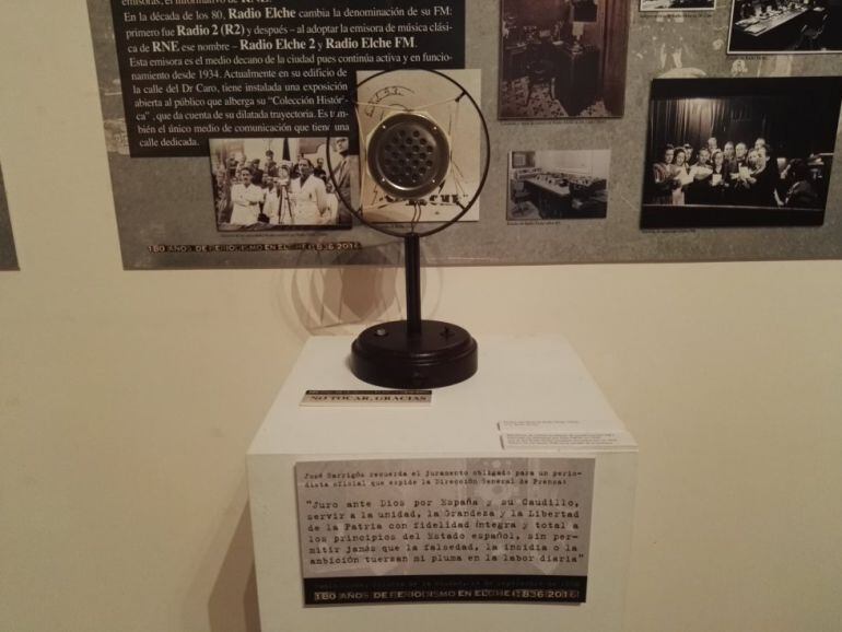 La exposición "180 años de periodismo en Elche" se puede ver en el instituto La Asunción