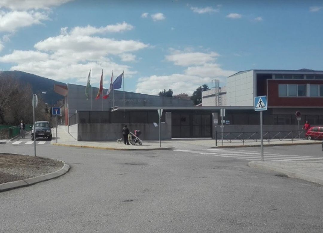 Fachada del colegio Arcipreste de Hita de El Espinar