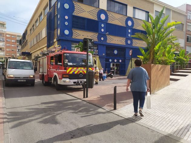 Bomberos de Murcia cortan los accesos a la calle Selgas