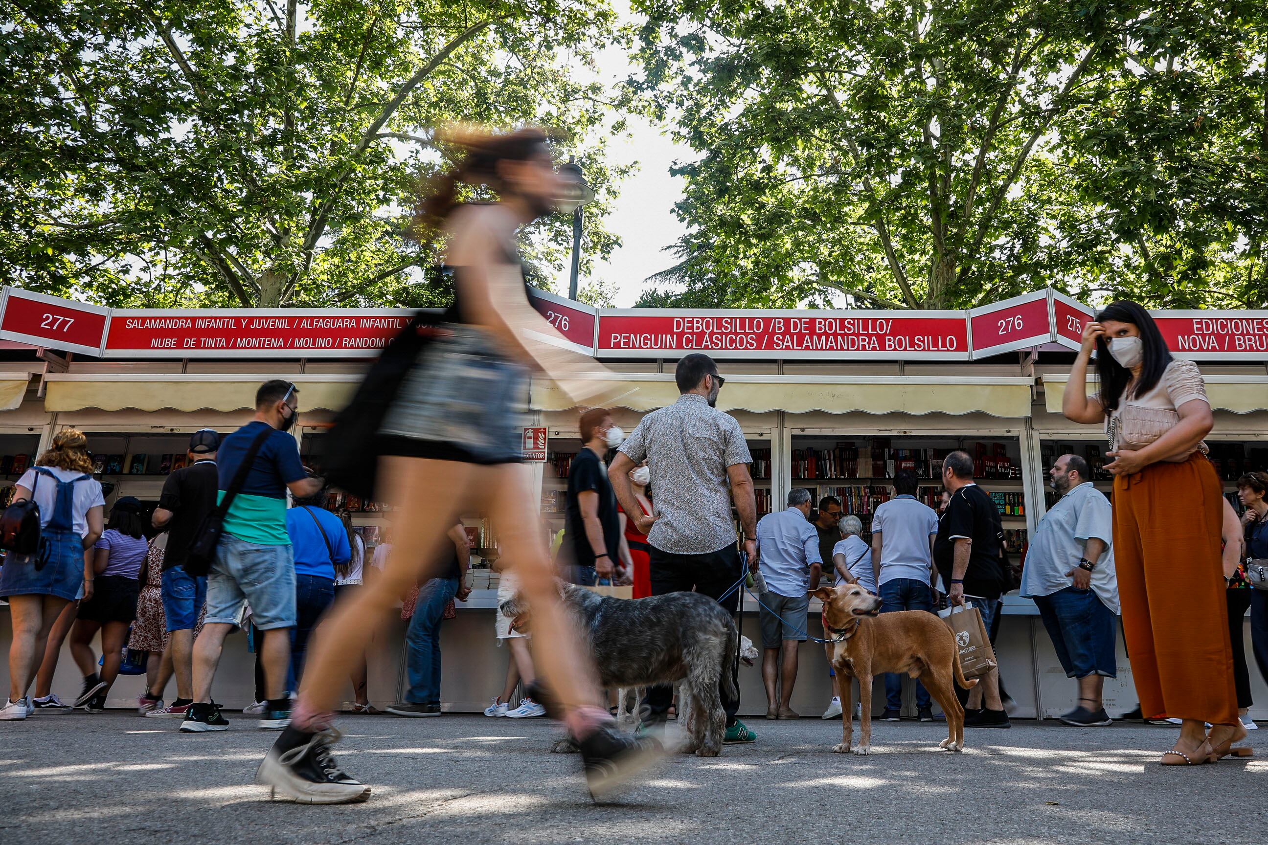 Miles de madrileños visitan la Feria del Libro de Madrid, en el parque del Retiro de la capital española.