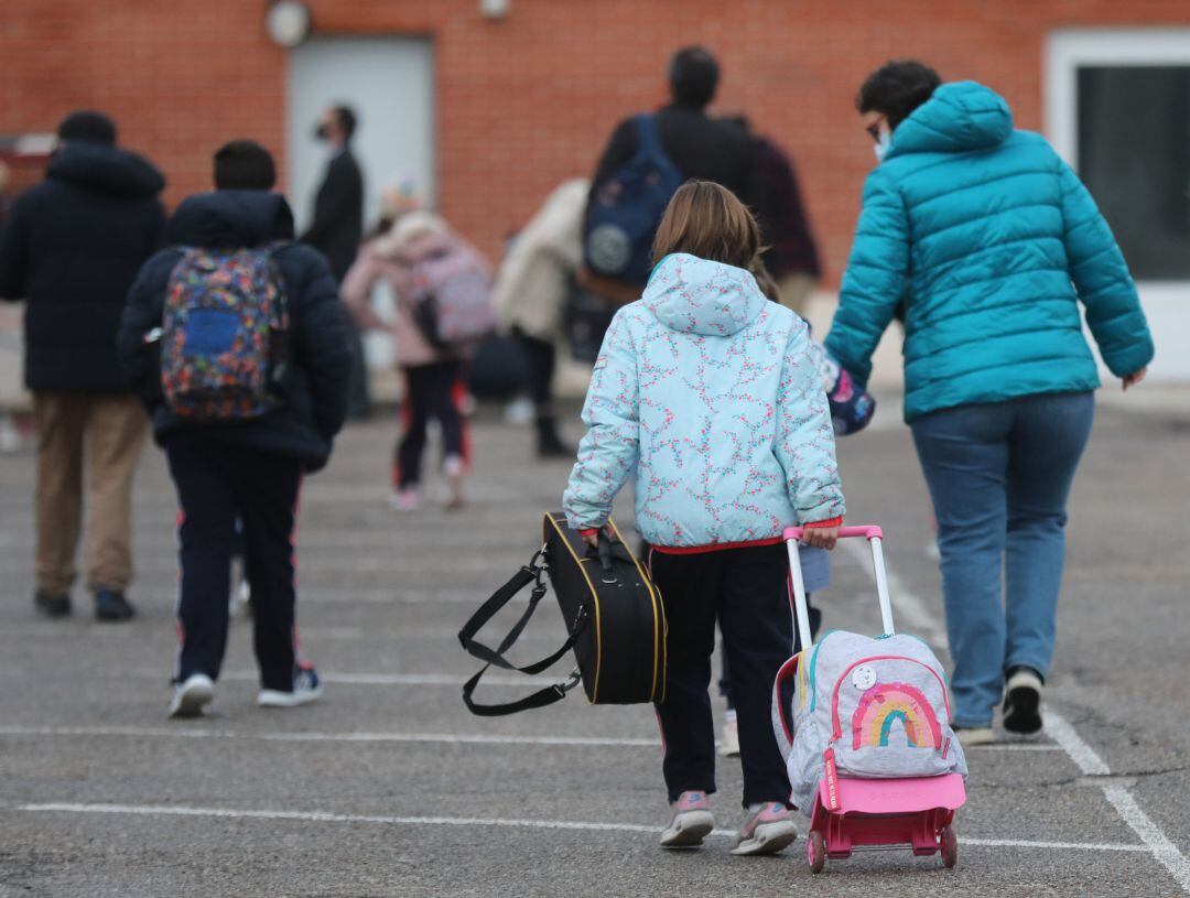 Una niña a su llegada al primer día de clase presencial tras la Navidad, 