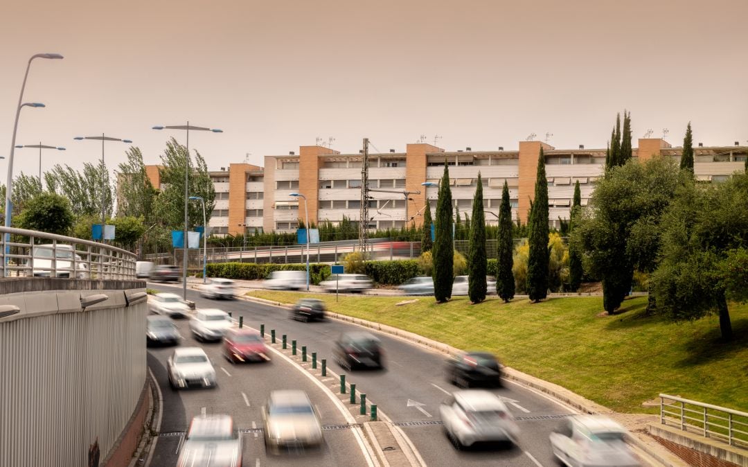 Varios vehículos circulan por una carretera de Córdoba.