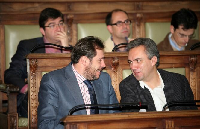 Los concejales socialistas Oscar Puente y Javier Izquierdo conversan en el pleno. Detrás Juan José Zancada y Luís Vélez