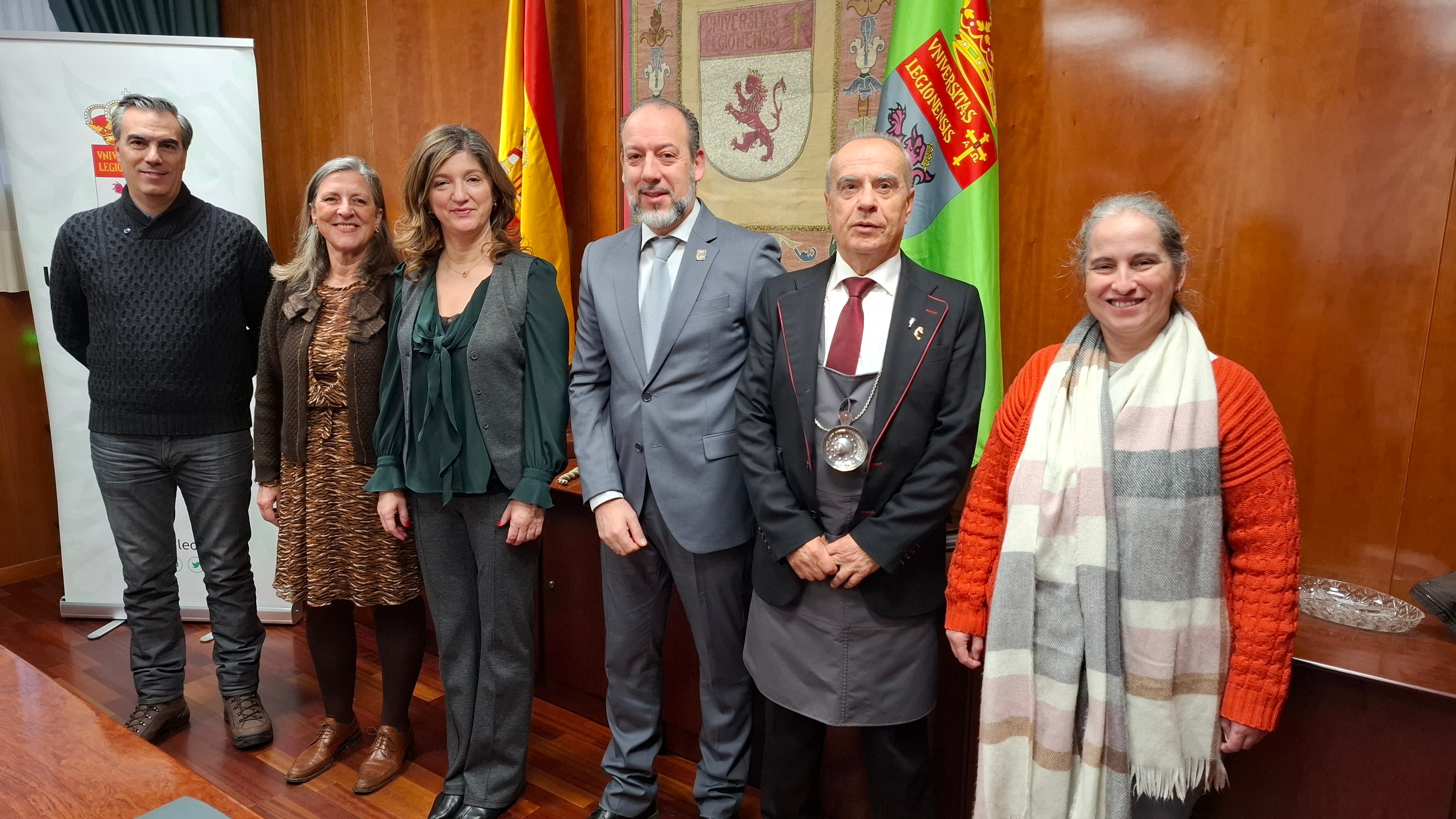 La rectora Nuria González (tercera por la dcha.) con el responsable de la asociación de sumilleres, Adolfo Benéitez (segundo por la izq.)