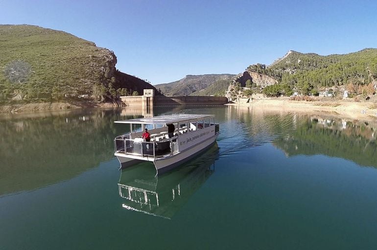 Barco solar del Tranco, en un viaje de pruebas