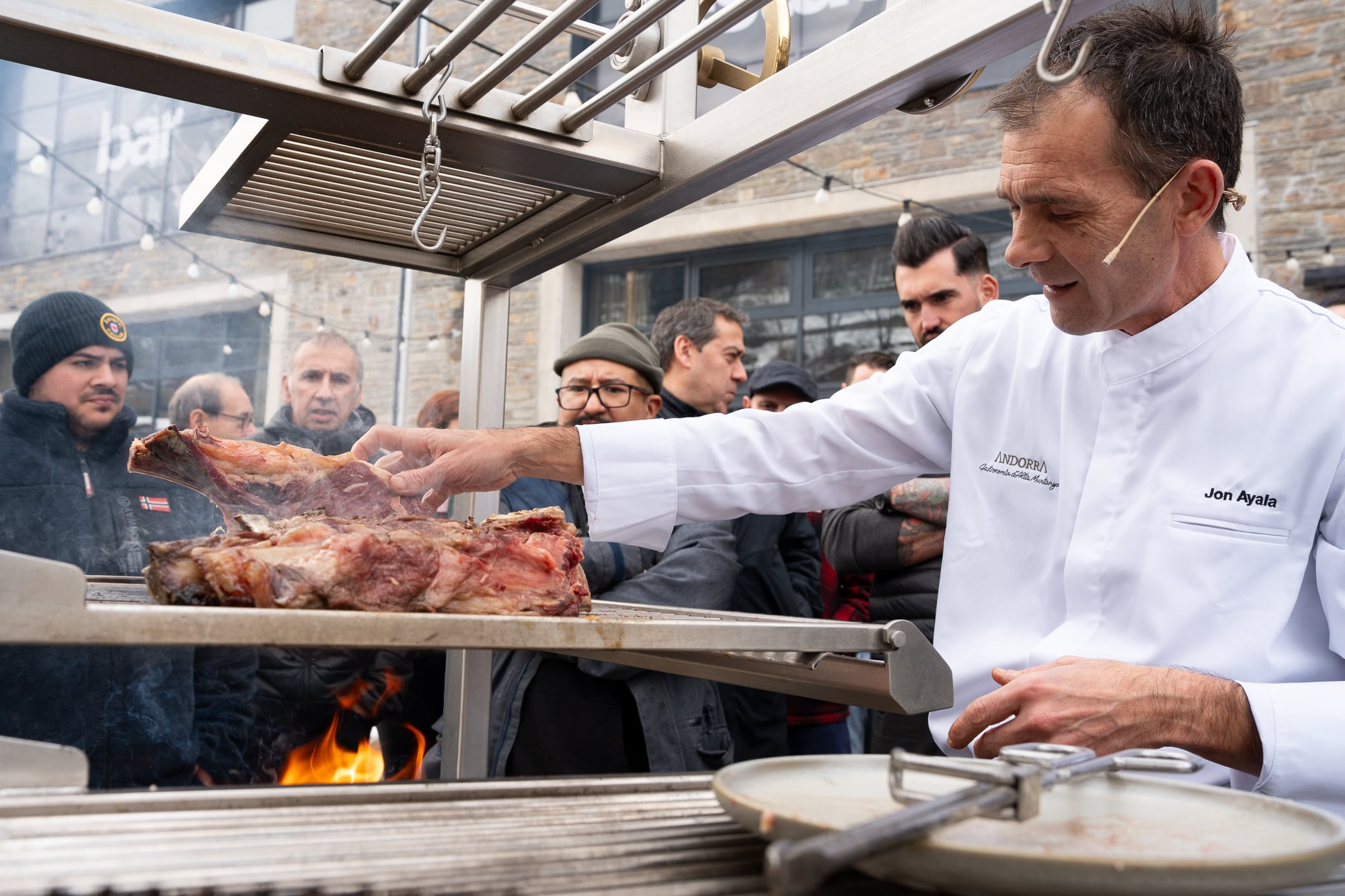 Joan Ayala, xef del restaurant Laia Erretegia, ha protagonitzat un taller de cuina sobre l'art de la brasa,