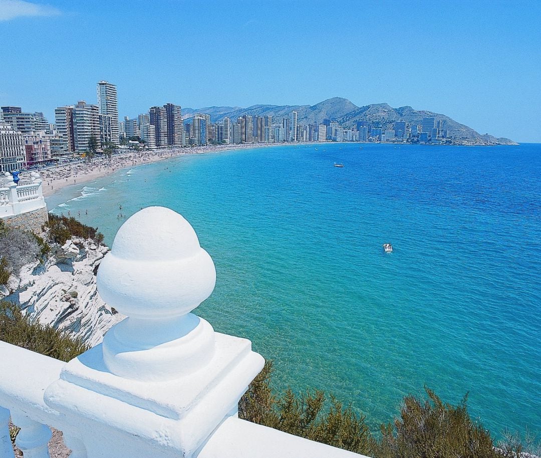 Vistas de Benidorm (Alicante), turistas, turismo, playa, Comunitat Valenciana.