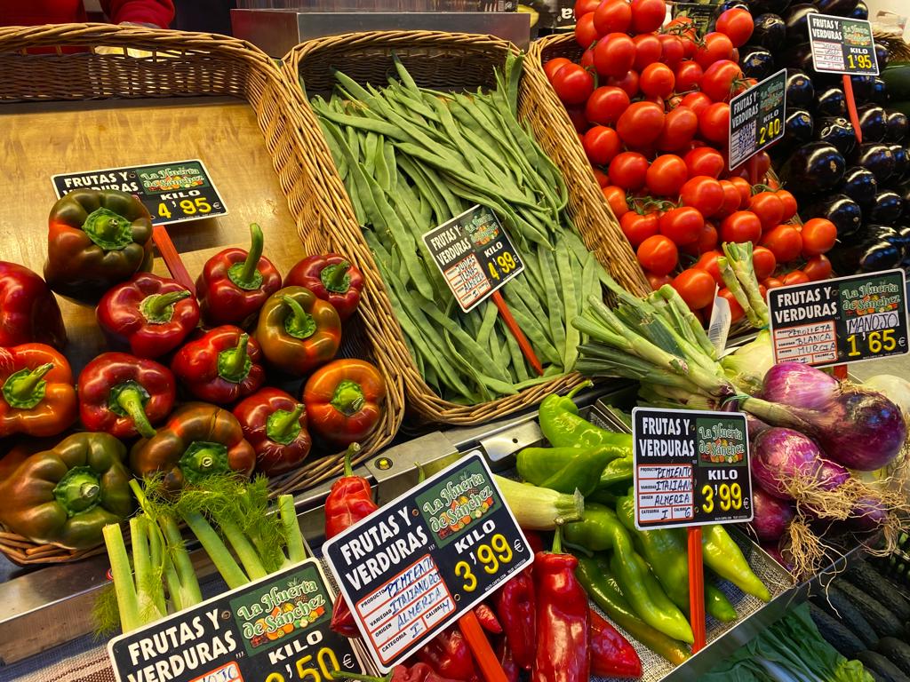 Puesto de verduras en un mercado