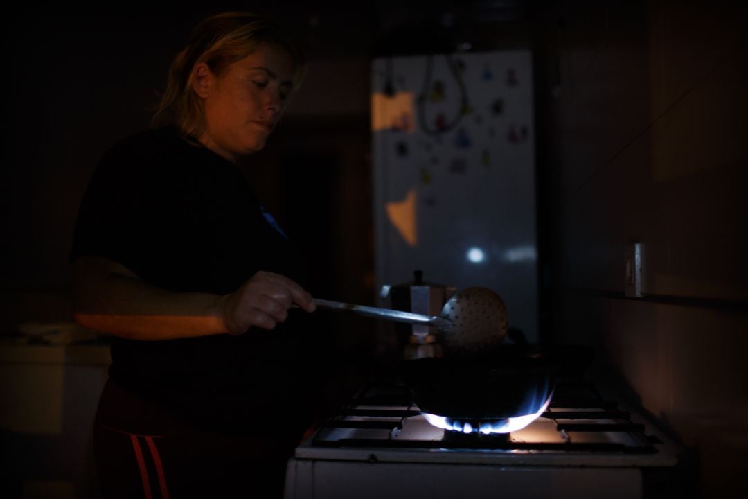 Una vecina de la Corrala Utopia (Sevilla) cocina sin luz en la casa donde vive con su marido y sus tres hijos.