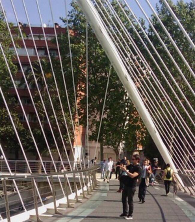 Turistas fotografían la pasarela Calatrava