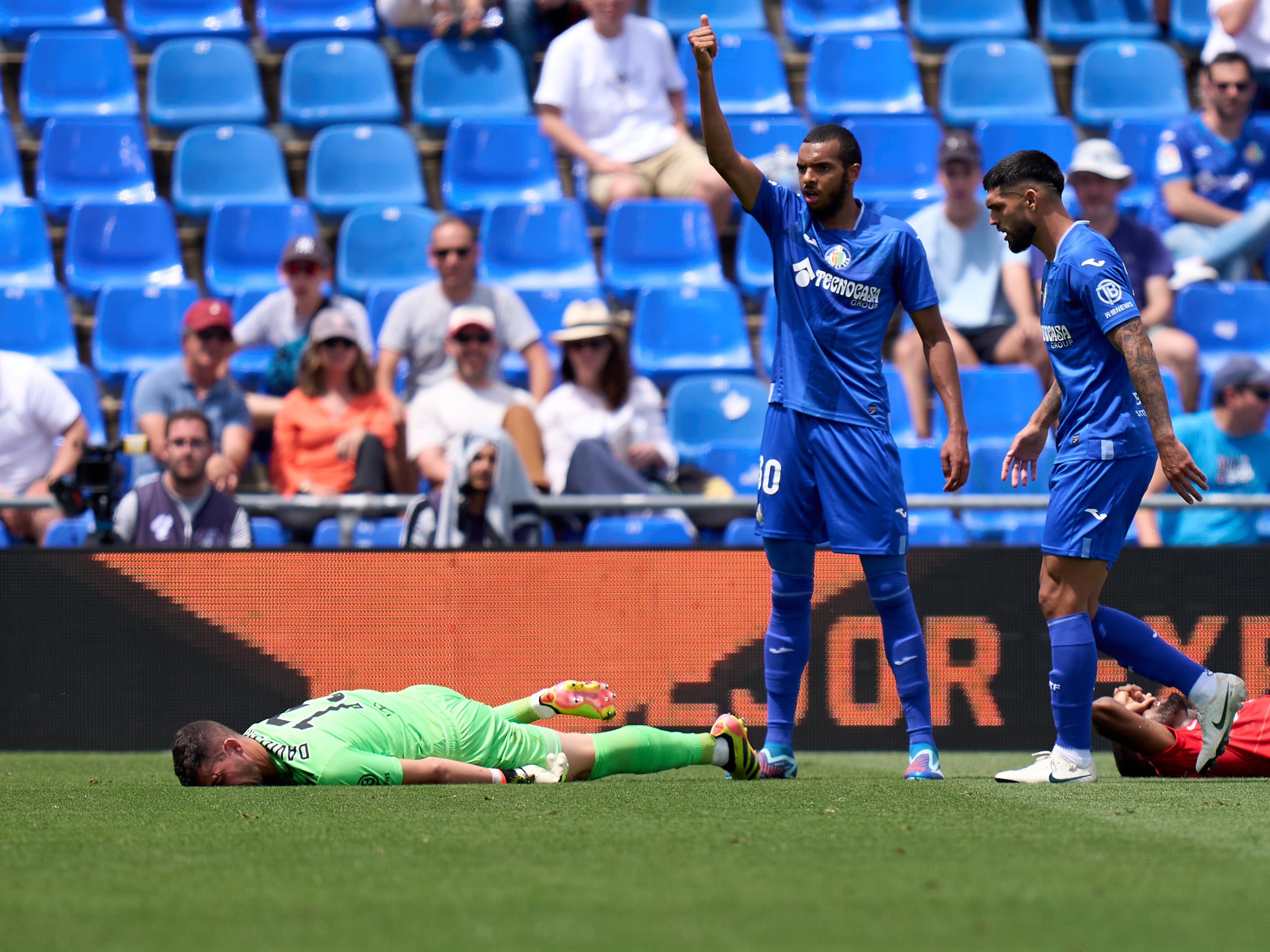 David Soria, tendido en el césped tras el choque con Cyle Larin en el Getafe-Mallorca