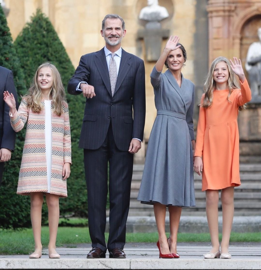 Los Reyes y sus hijas, la Princesa Leonor (izq.) y la Infanta Sofía (dcha. con vestido naranja)