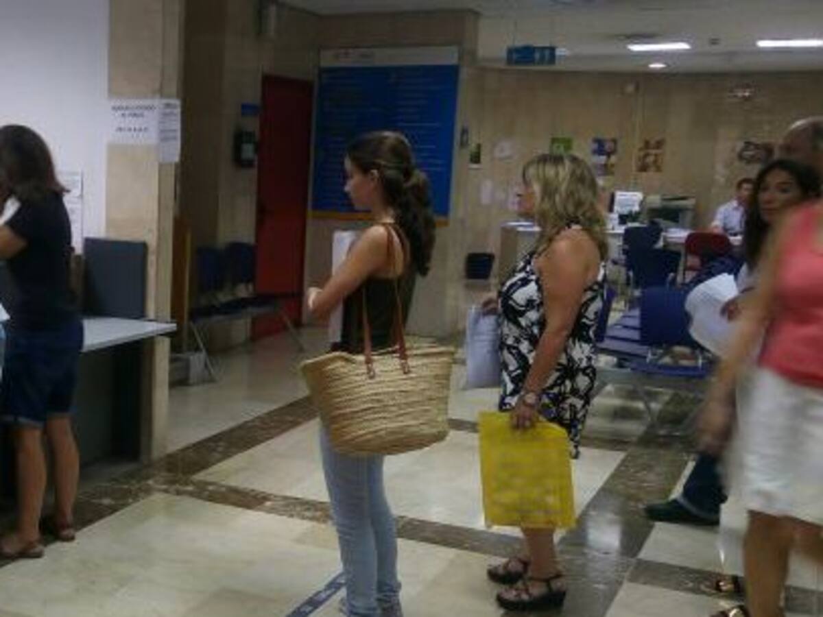 Usuarios del Sergas recogen firmas para denunciar el servicio telefónico de citas