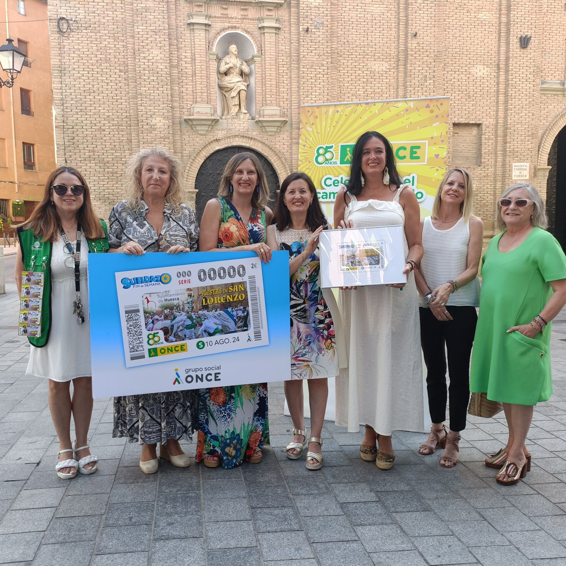 De derecha a izquierda: Pilar Calvo, directora de ONCE Huesca; Nuria Mur, concejala de Turismo y Fiestas; Lorena Orduna, alcaldesa de Huesca; Raquel Pérez, delegada de la ONCE en Aragón; Ruth Quintana, vicepresidenta del consejo territorial ONCE Aragón; Susana Oliván, concejala de Participación Ciudadana y Barrios e Igualdad; y Miriam de la Rosa, vendedora de la ONCE en Huesca