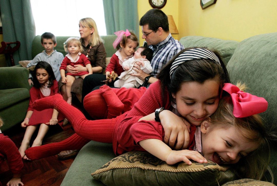 Miembros de la familia Dorrio Cuadrado posan en el salón de su casa en Ferrol. Esta familia es una de las pocas familias de España con más de diez hijos, en su caso doce, la pandemia del coronavirus con su confinamiento les ha llevado a reprogramar su complicada vida diaria. 