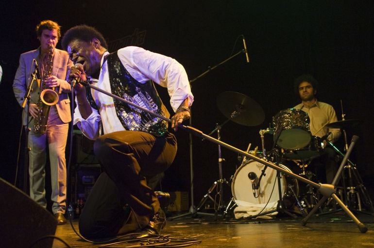 Charles Bradley actuando en Hospitalet de Llobregat, en febrero de 2011