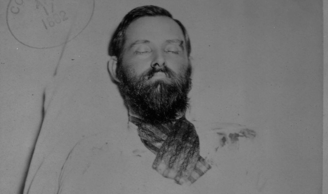 Una imagen de Jesse James muerto, después de haber sido disparado por Robert Ford