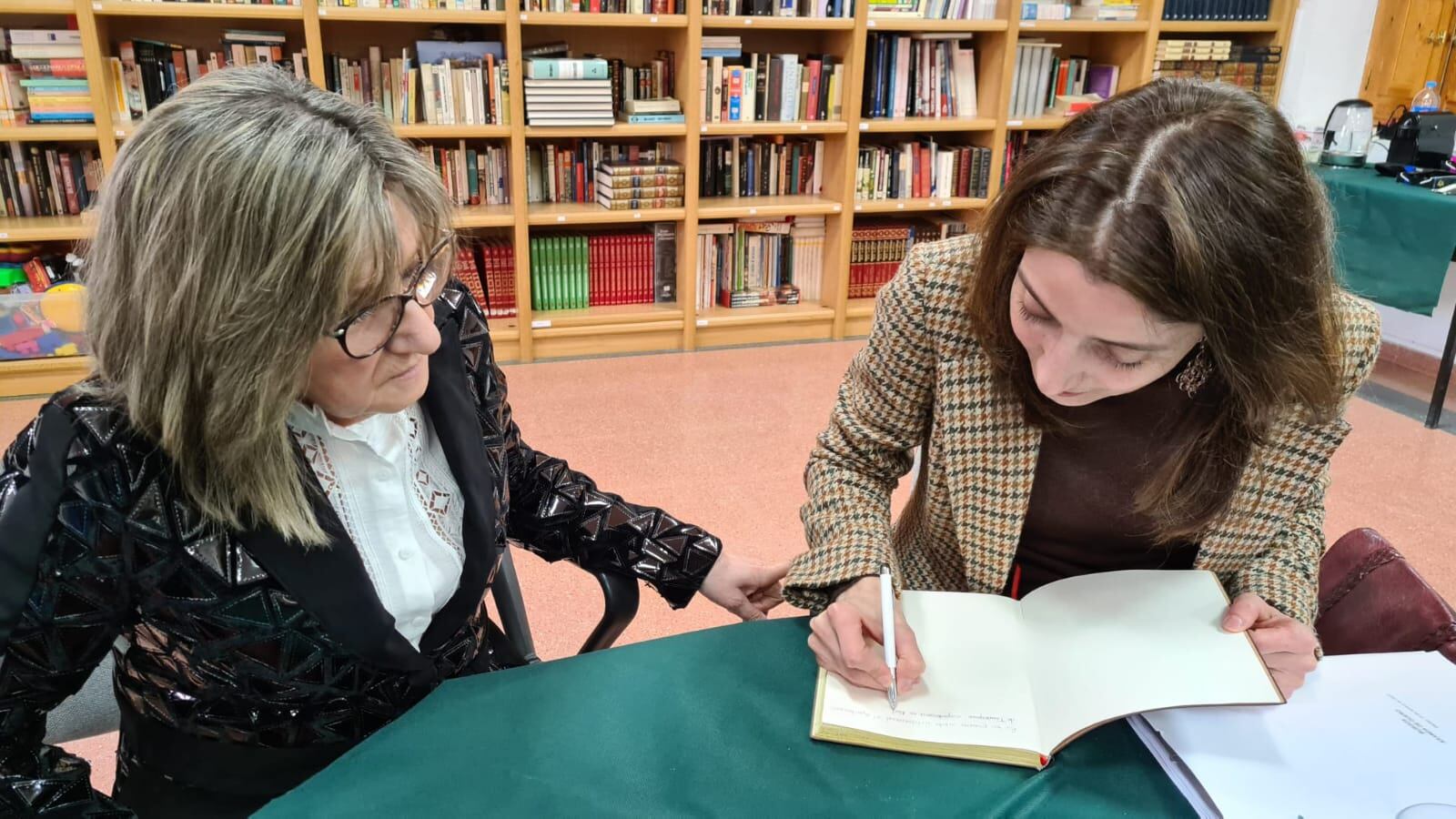 Pilar Llop firma el libro del consistorio de Fuentespina