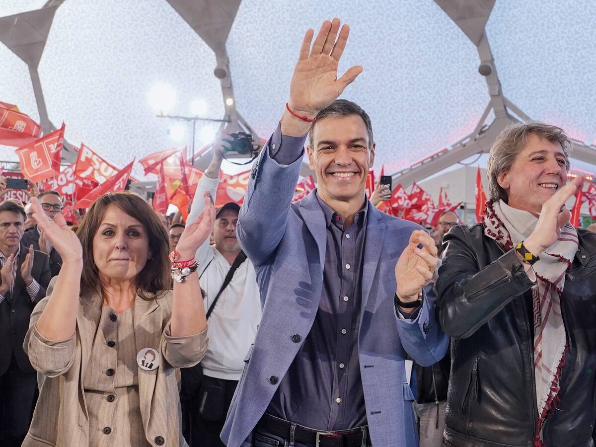 Sánchez asegura que mientras España "reivindica la paz", el PP "reivindica a Aznar"