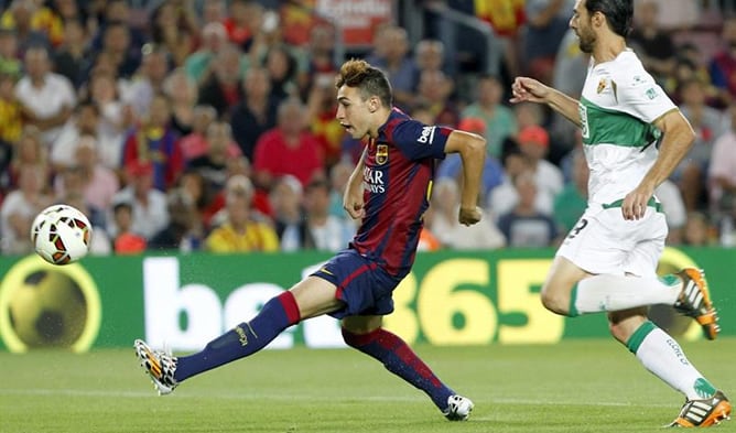 El delantero del Barcelona Munir El Haddadi Mohamed marca ante el Elche en su debut en Primera con el equipo blaugrana.