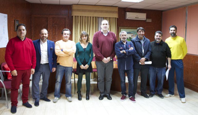 El alcalde César de la Puebla (en el centro) junto a los representantes de los clubes deportivos tras la firma del convenio