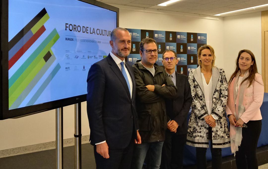 El director del Foro de la Cultura, Oscar Blanco (2º izda) junto a varios patrocinadores