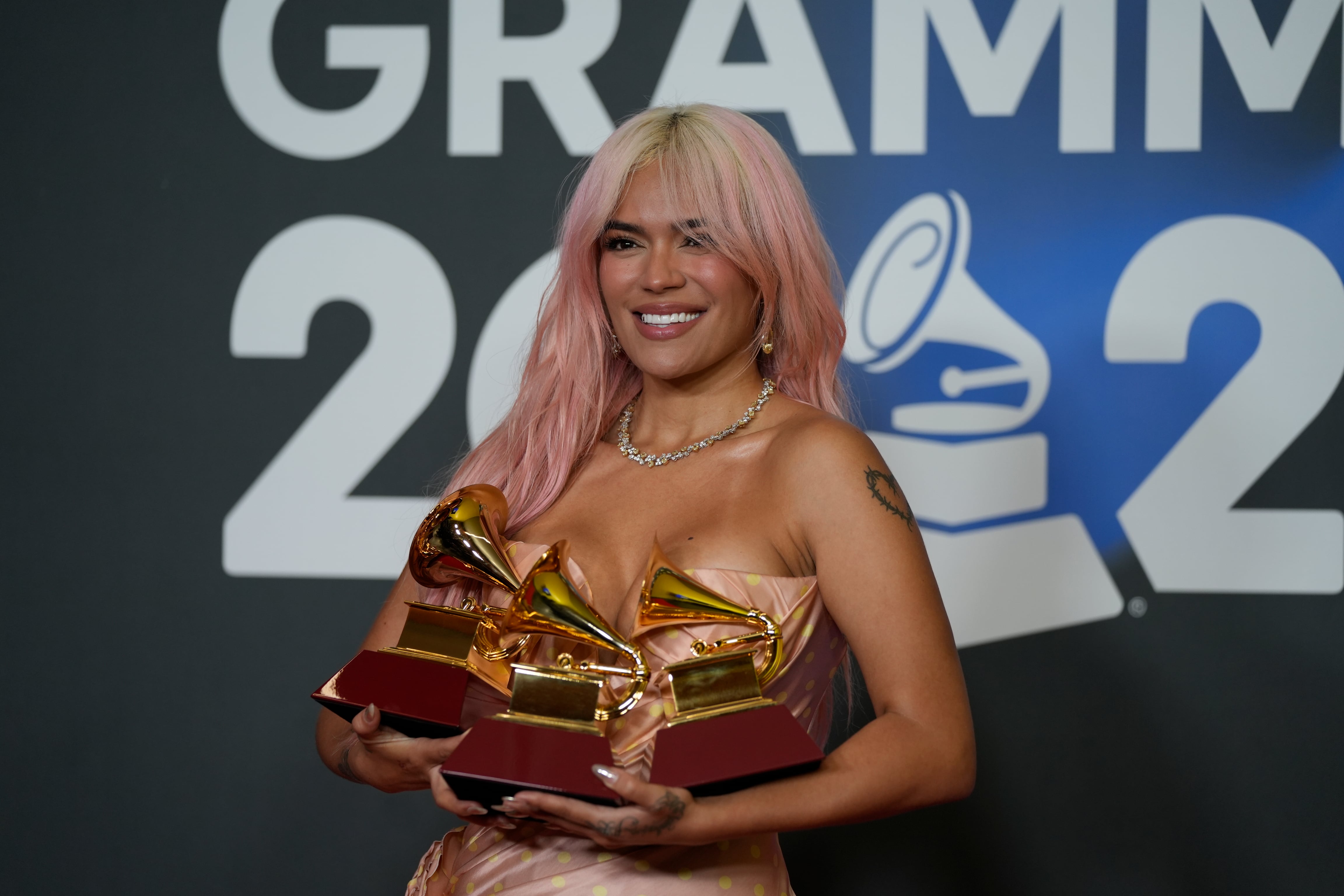 Karol G con sus premios Latin Grammy 2023.