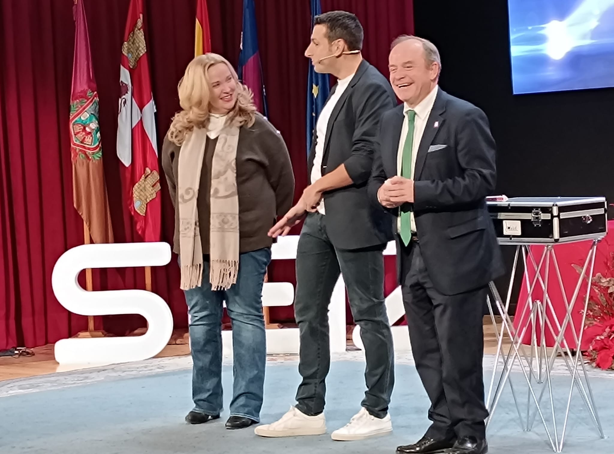 El Mago Josué actuó durante la gala y en uno de sus trucos tuvieron protagonismo la alcaldesa de Burgos, Cristina Ayala; y el portavoz del grupo municipal de VOX, Fernando Martínez Acitores. / Foto: Radio Castilla