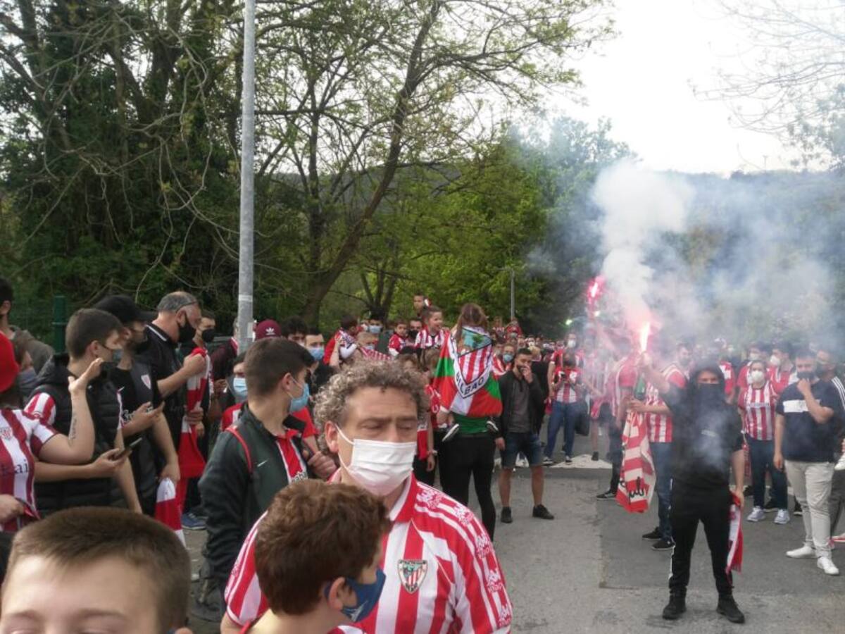 Descontrolada despedida a los jugadores del Athletic en Lezama
