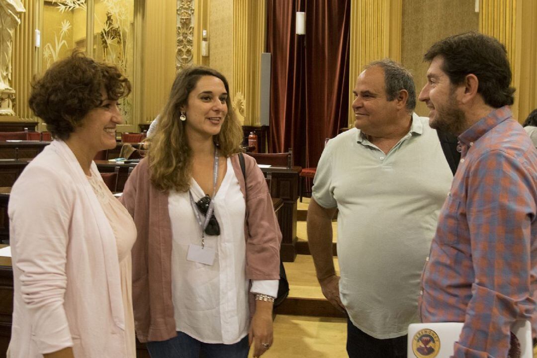 Imagen de archivo de Marta Maicas (izquierda) con sus compañeros de Podemos en el Parlament