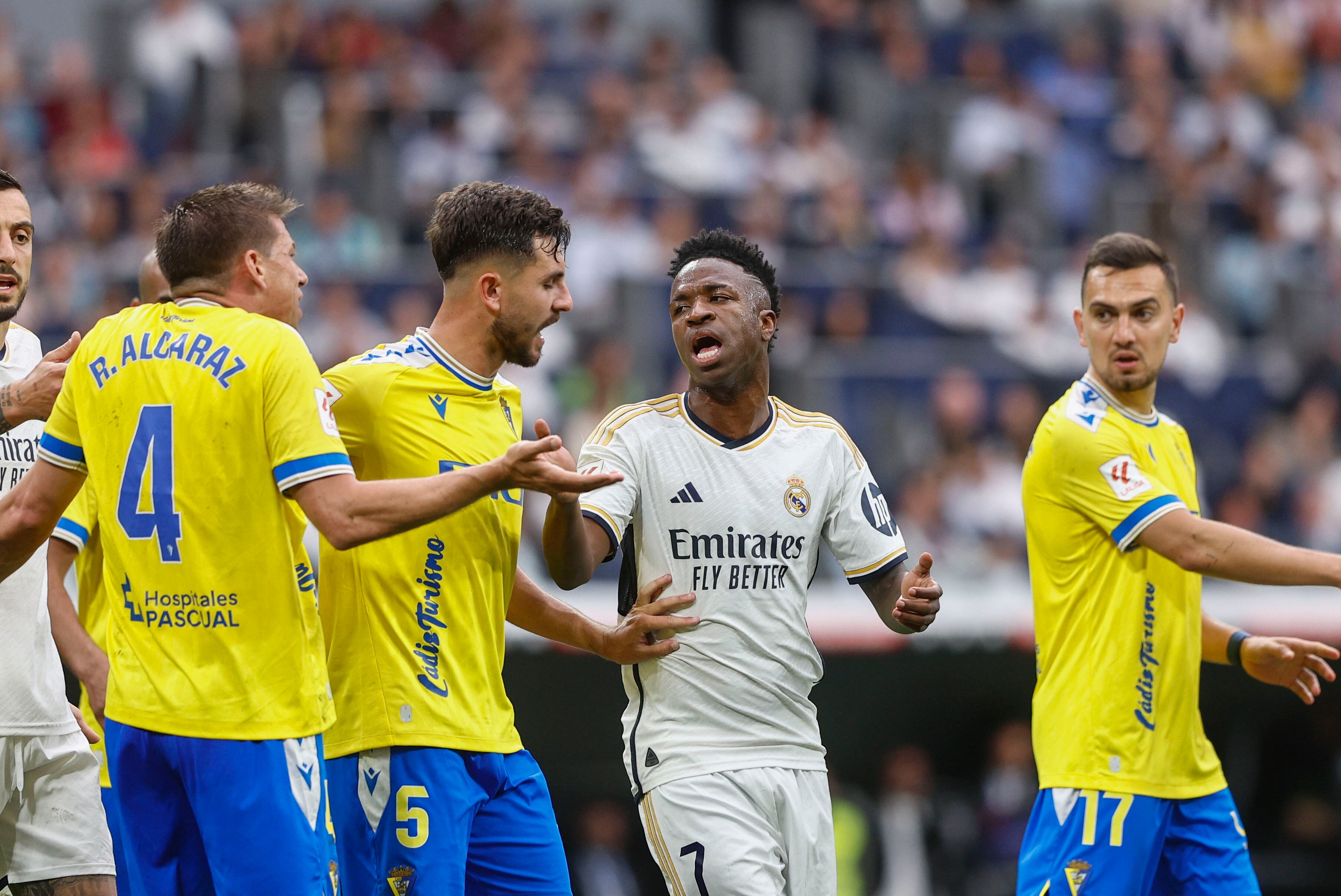 MADRID, 04/05/2024.- El delantero del Real Madrid Vinicius Jr (2d) discute con el centrocampista del Cádiz Rubén Alcaraz (i) durante el partido de la jornada 34 de la Liga EA Sports que disputan Real Madrid y Cádiz en el estadio Santiago Bernabéu en Madrid. EFE/Rodrigo Jiménez

