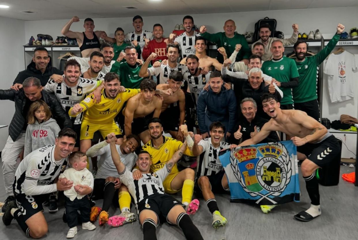 La plantilla celebra el triunfo