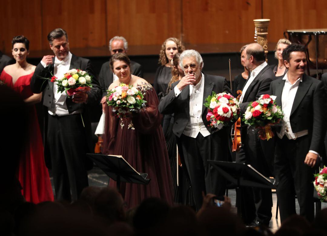 Plácido Domingo saluda emocionado al público del auditorio del Festival de Salzburgo