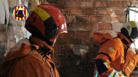 Bomberos en la extinción de la vivienda de Gandia