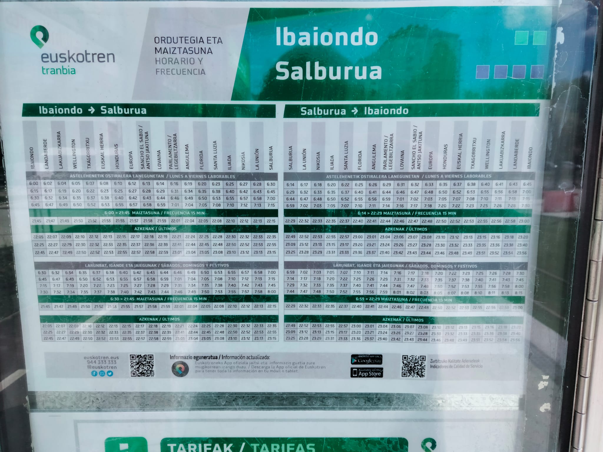 Panel con los horarios del tranvía a Salburua