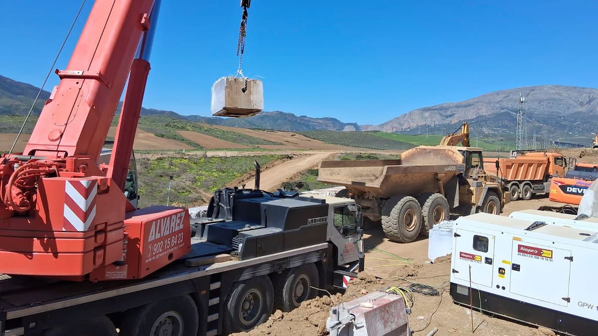 Andalucia pide al Consejo de Ministros bonificar billetes de avión y frecuencias por "tardanza" en recuperar el AVE