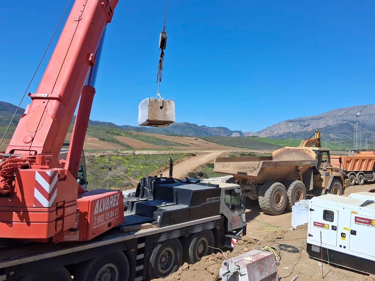 Andalucia pide al Consejo de Ministros bonificar billetes de avión y frecuencias por "tardanza" en recuperar el AVE