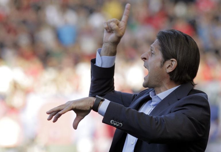 Vasiljevic dando instrucciones durante un encuentro